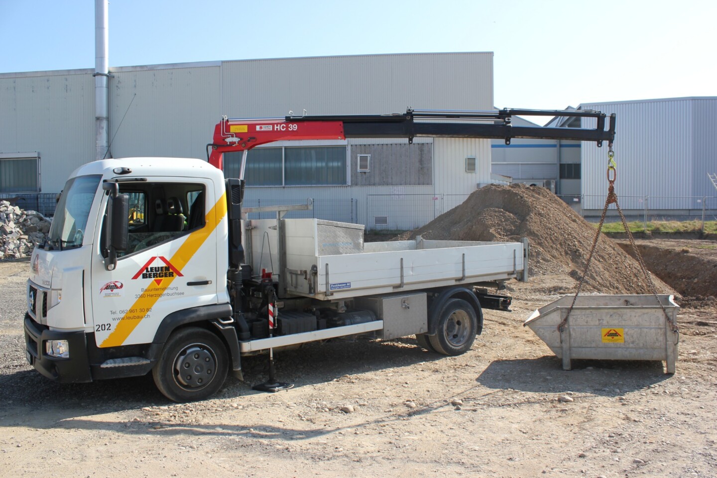 LKW 7.5to mit Kran - Mulde 1m3.JPG